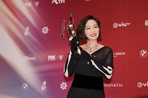 61歲毛舜荺笑容好燦爛,黑紗裙配斑馬手套時尚俏皮,側掖發好美