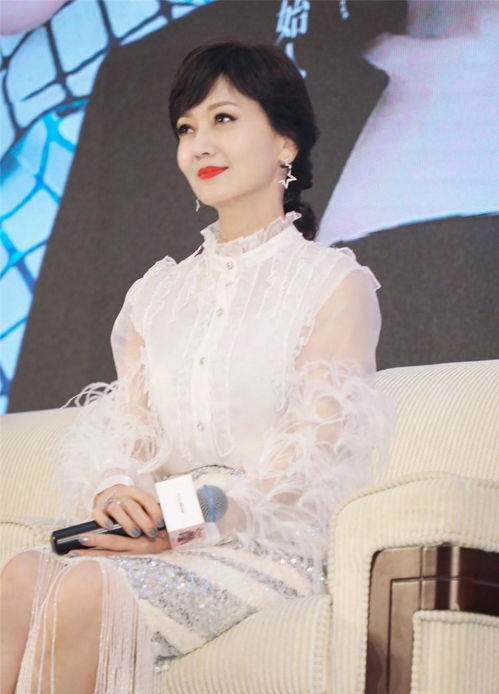 快學(xué)學(xué)65歲趙雅芝的穿搭,哪怕是年過(guò)六旬,但是優(yōu)雅依舊